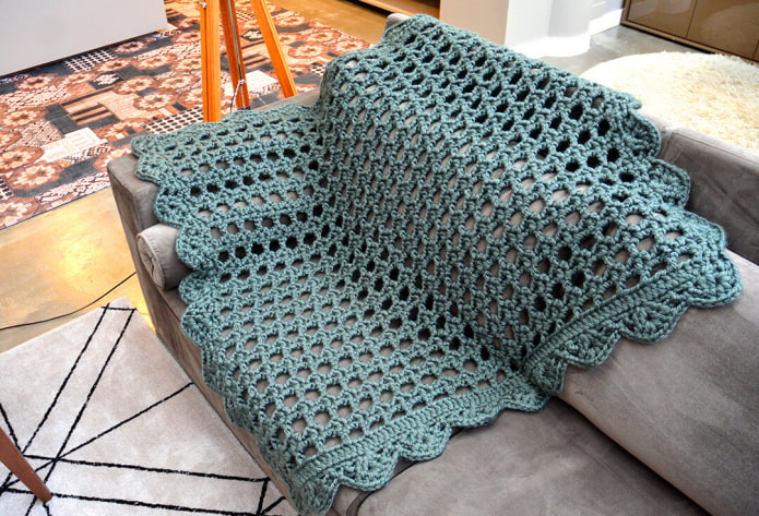вязаное покрывало на диван в интерьере