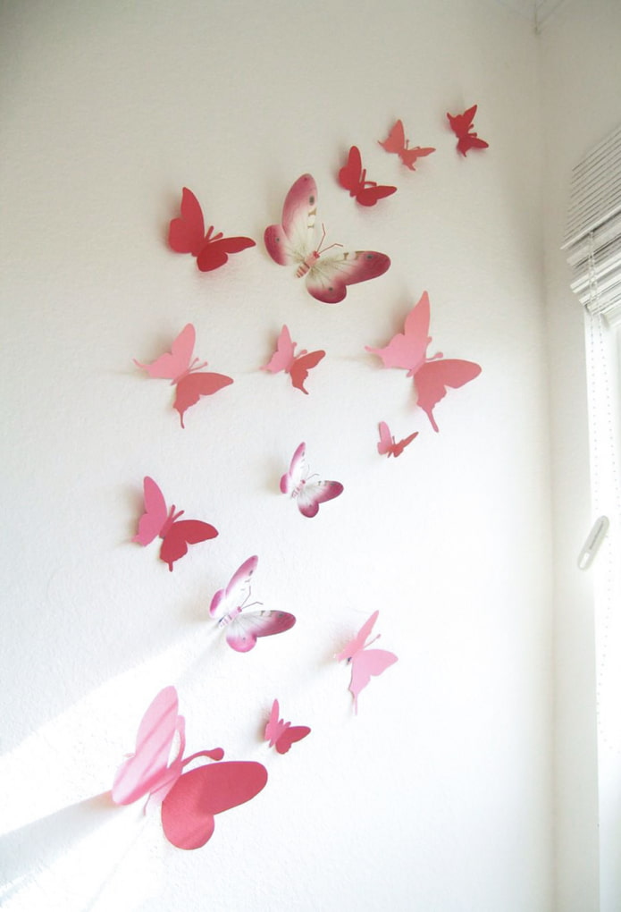 Розовые бабочки на стене