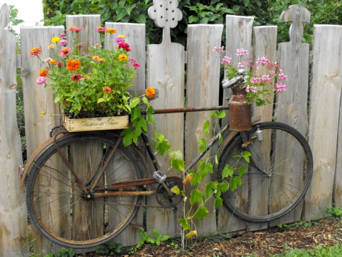 Велосипед на заборе