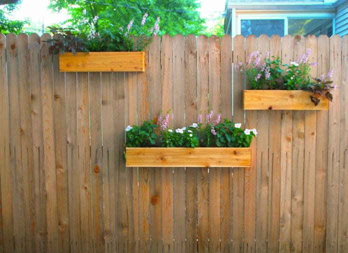 Забор с ящиками для растений
