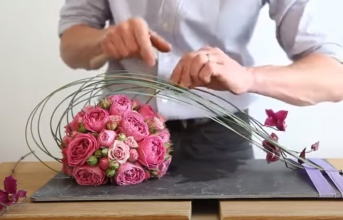 композиция икебана из розовых роз