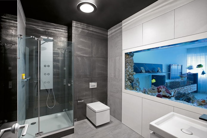 Интерьер ванной комнаты с аквариумом