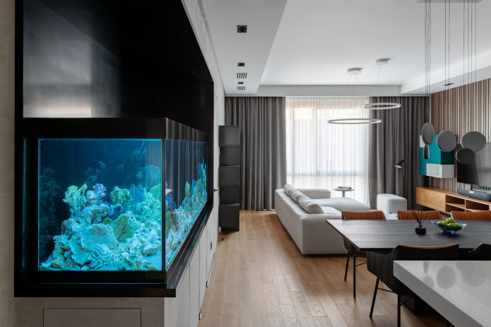 Интерьер квартиры с аквариумом