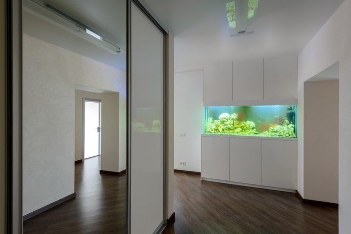 Минималистичный дизайн интерьера с аквариумом
