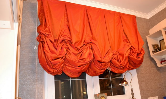оранжевые австрийские шторы в интерьере