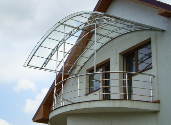 балкон с навесом в проекте частного дома