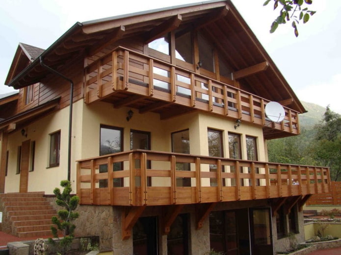 план дома с деревянным балконом