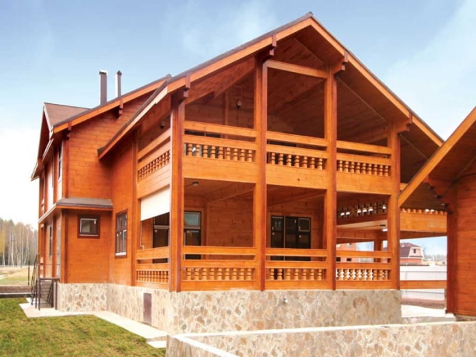 проект деревянного дома с балконом