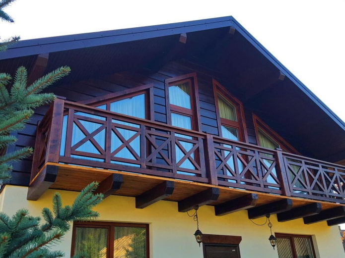 план дома с деревянным балконом