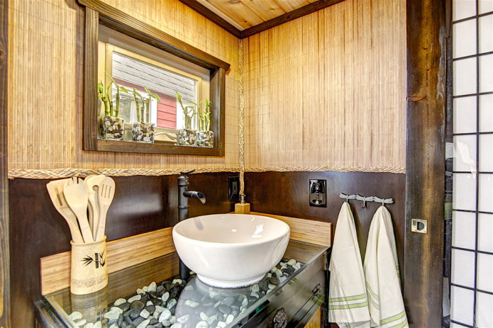 ванная комната с бамбуковой отделкой