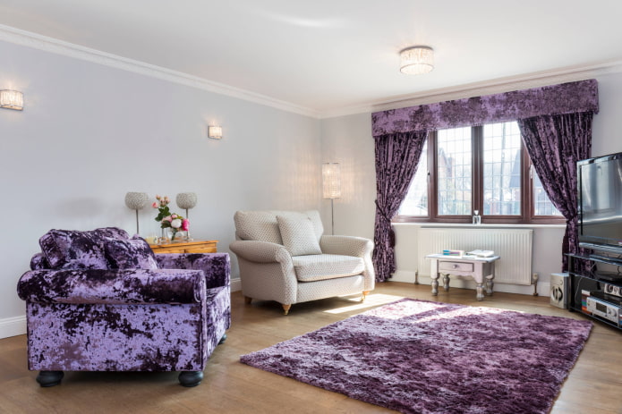 фиолетовые бархатные шторы в гостиной