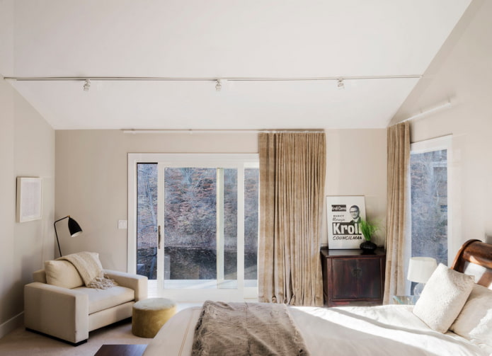 бежевые бархатные шторы в спальне