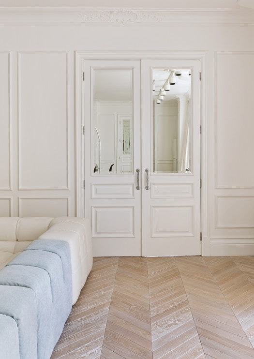 белые двери с зеркальными вставками в интерьере