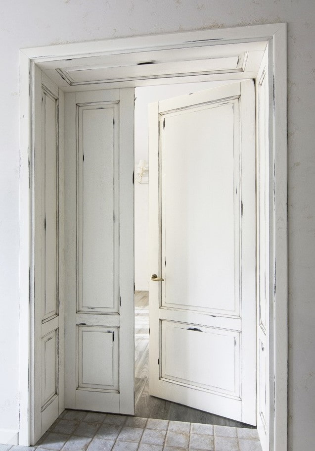 белые двери с патиной в интерьере