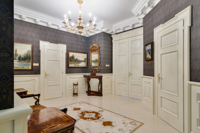 белые двери в интерьере в классическом стиле