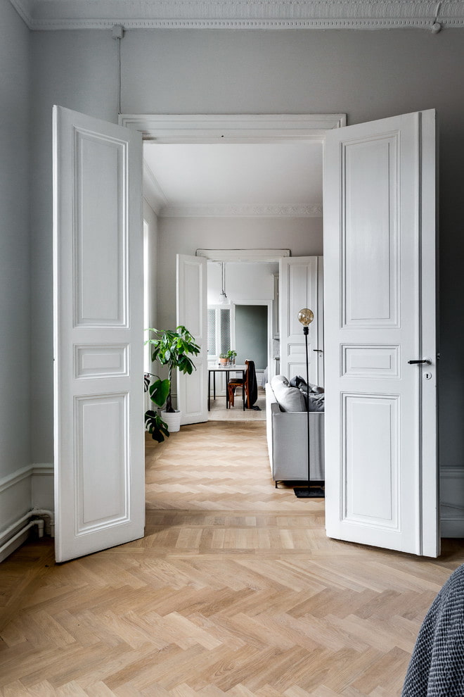 белые деревянные двери в интерьере