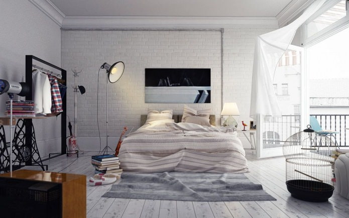 белая кирпичная стена в спальне