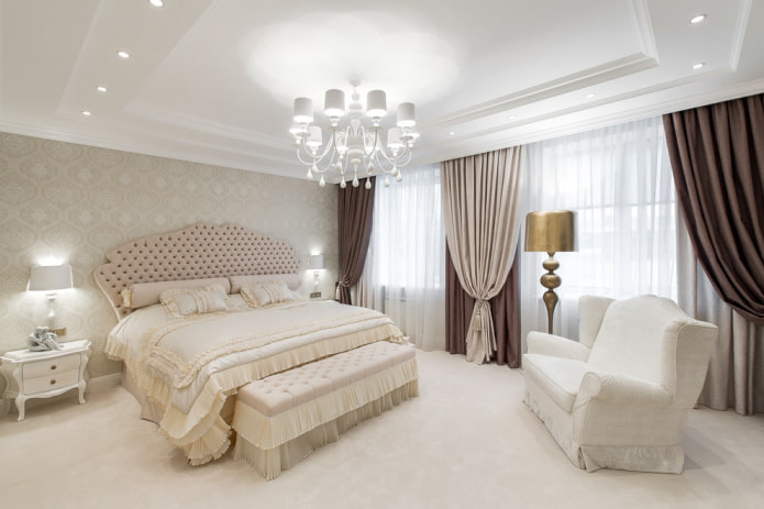 классическая спальня с белым ковром
