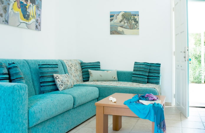 светло-бирюзовый диван в интерьере