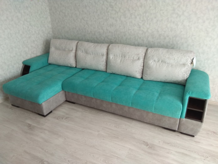 серо-бирюзовый диван в интерьере