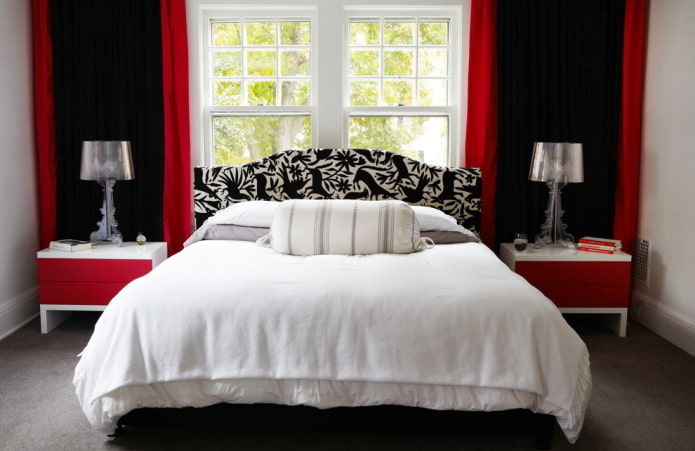 Спальня с черными и красными шторами