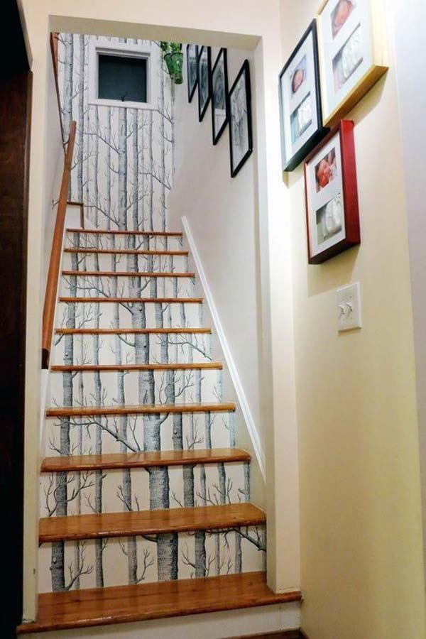 ступени лестницы, оклеенные обоями с рисунком дерева