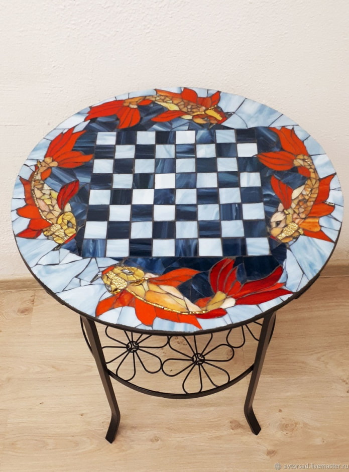 шахматная доска на мозаичной столешнице