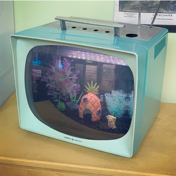 стильный аквариум из старого телевизора