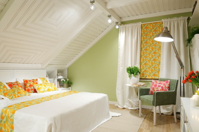 белый деревянный потолок в спальне