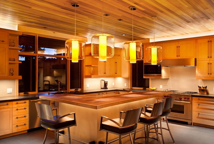 коричневый деревянный потолок на кухне