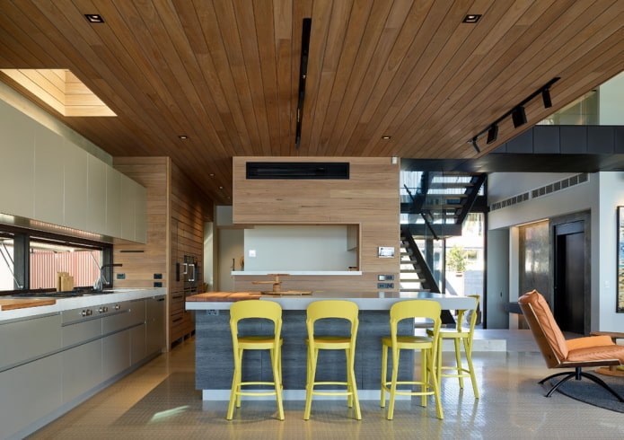 деревянный потолок в интерьере кухни
