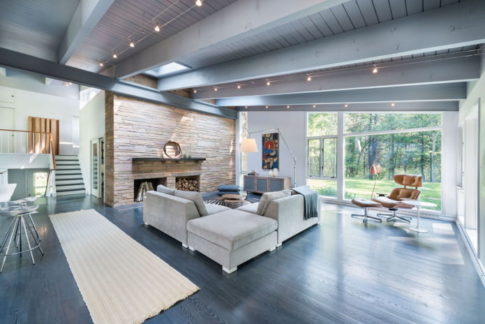 серый деревянный потолок в гостиной