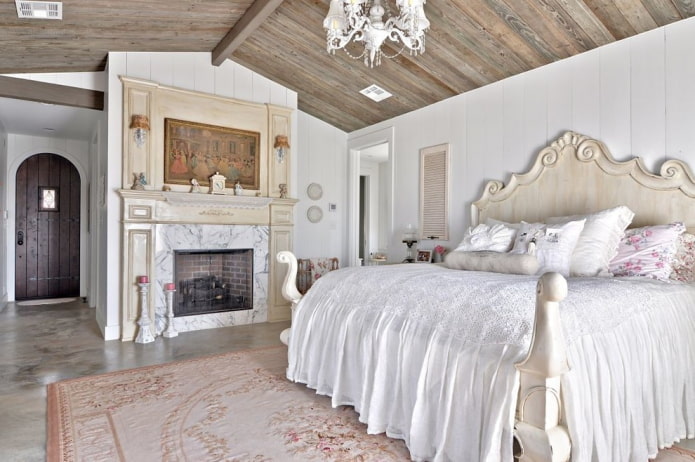 деревянный потолок в спальне
