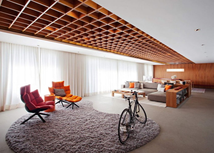 деревянный решетчатый потолок в гостиной