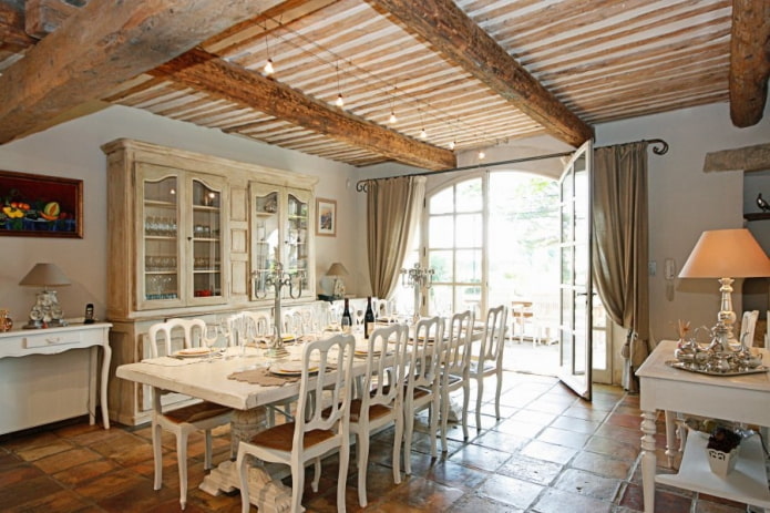 деревянный потолок в стиле прованс