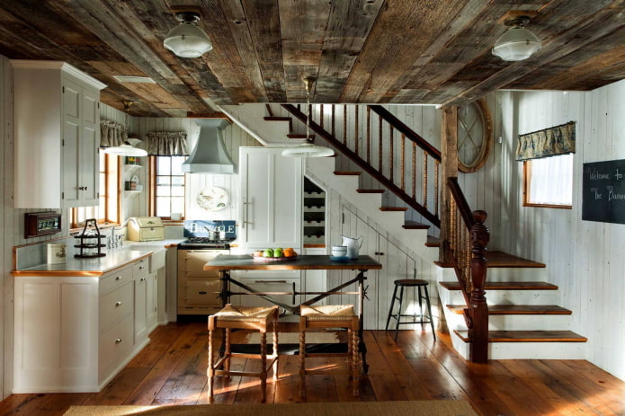 старинный деревянный потолок на кухне