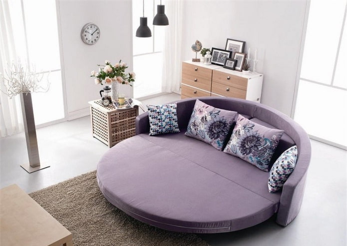 круглый раскладной диван в интерьере