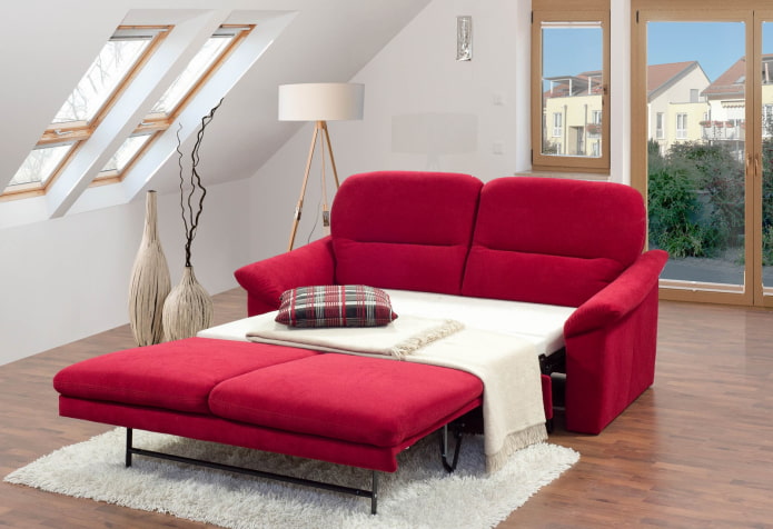 красный раскладной диван в интерьере
