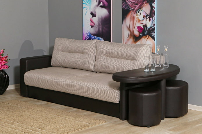 раскладной диван со столиком в интерьере