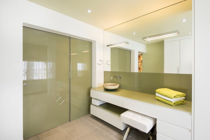 современная бело-оливковая ванная комната