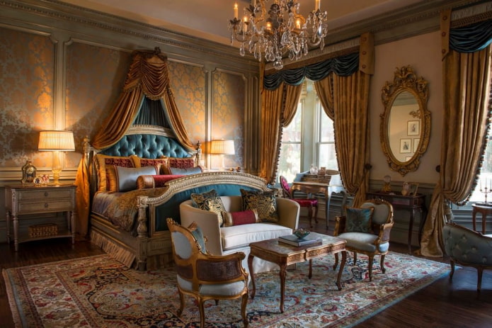 Синие и золотые шторы в спальне в стиле барокко