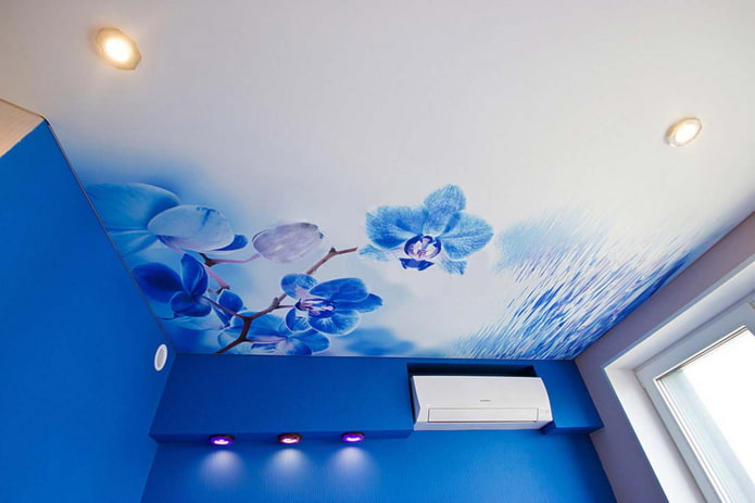 Фото в виде орхидеи напечатано на потолке