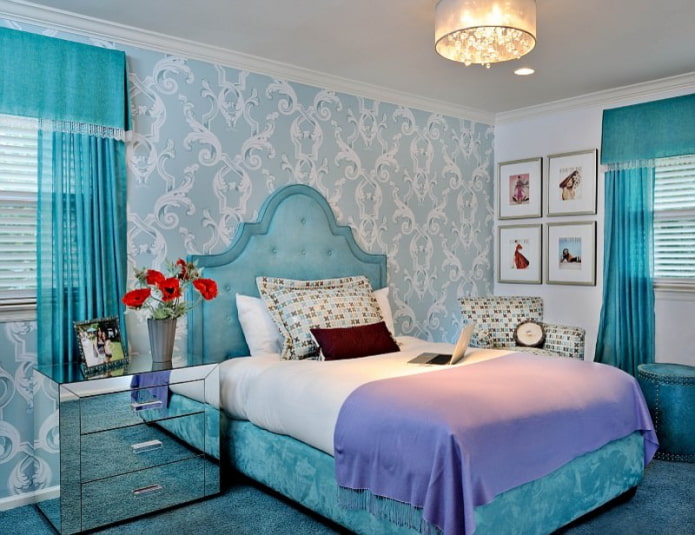 синие шторы и обои в спальне