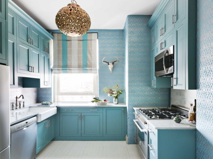 синяя кухня с римскими шторами
