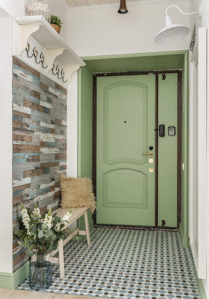 зеленая входная дверь в коридоре