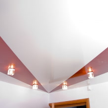 Двухцветный натяжной потолок: виды, сочетания, дизайн, формы крепления в двух цветах, фото в интерьере-1