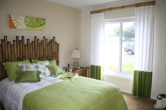 сочетание белого и зеленого на шторах в спальне