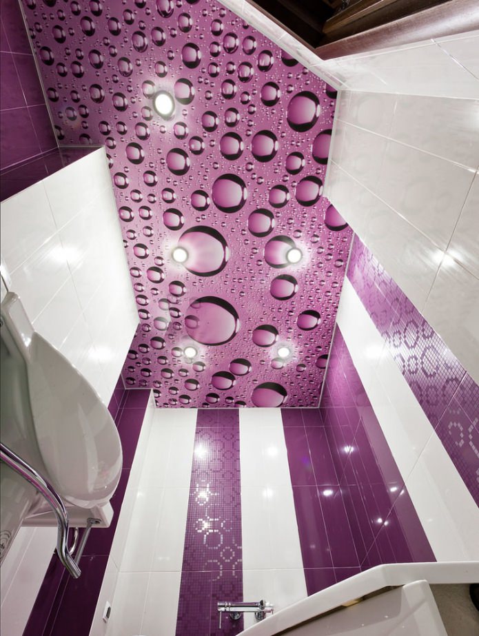 фиолетовый потолок в ванной