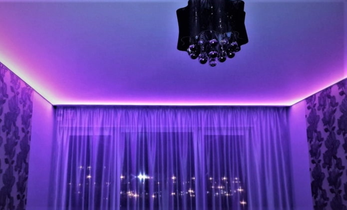 потолок с фиолетовой подсветкой
