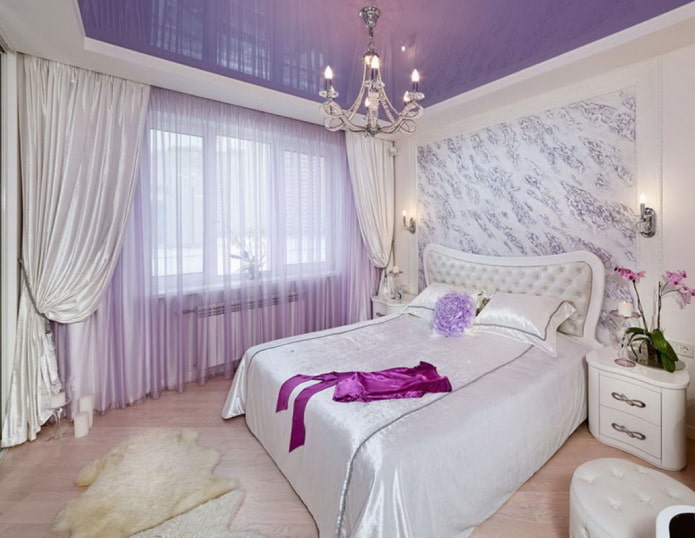 фиолетово-белый потолок в спальне